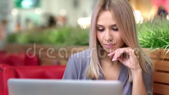 快乐美丽的欧洲女人用笔记本电脑看屏幕的画像视频的预览图