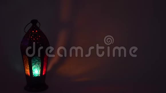 带有燃烧的蜡烛的装饰性的阿拉伯灯笼夜间发光阴影闪闪发光视频的预览图