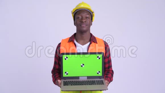年轻快乐的非洲建筑工人视频的预览图