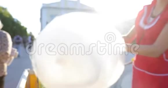女人在公园里做棉花糖视频的预览图