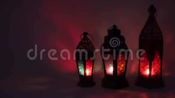带有燃烧的蜡烛的观赏阿拉伯灯笼夜间发光阴影闪闪发光视频的预览图
