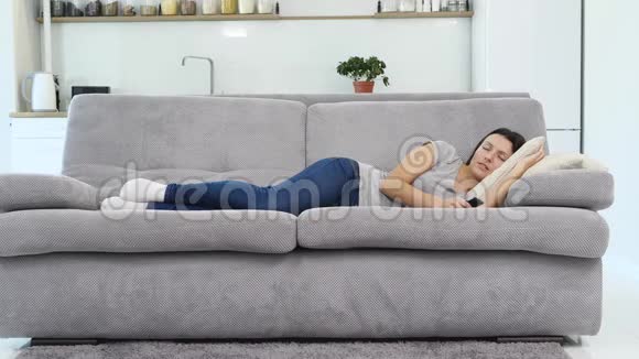 女人在沙发上睡得很香视频的预览图
