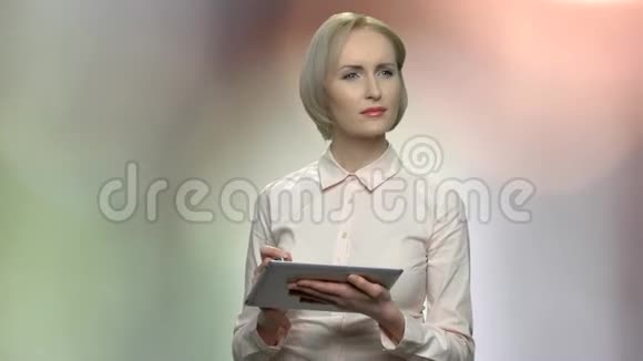 中年商业女性在数字平板电脑上画画视频的预览图