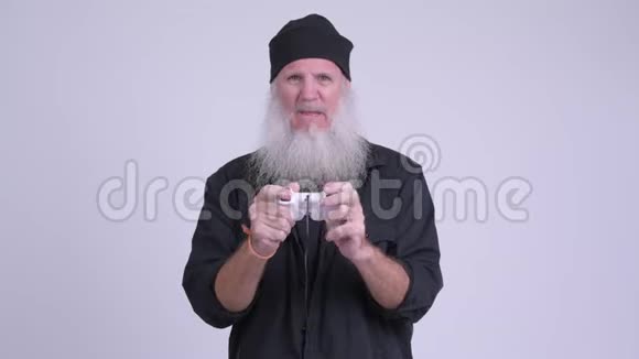 穿着成熟胡须的时髦男人在玩游戏和输球视频的预览图