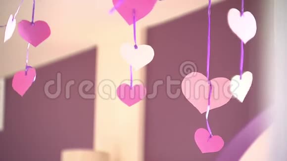 纸心挂在丝带上情人节室内视频的预览图
