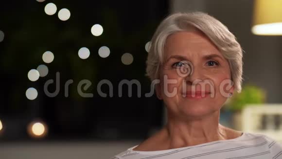 晚上在家幸福的老年妇女画像视频的预览图