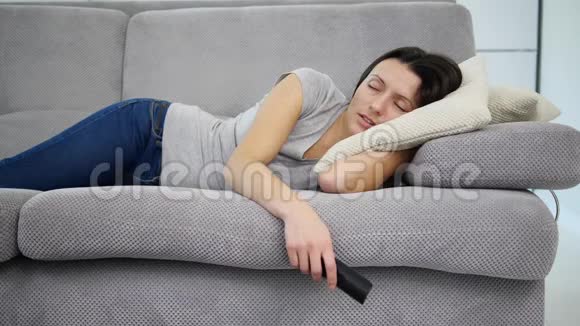 女人在沙发上睡得很香视频的预览图