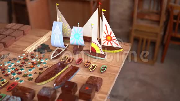木工桌子上的小木船视频的预览图