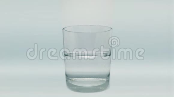 用水在玻璃中溶解药片视频的预览图