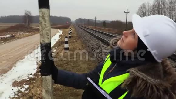女铁路职工检查警示标志视频的预览图