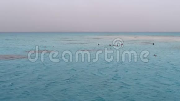 人们在红海中部著名的白色沙岛上游泳和散步视频的预览图