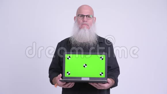 快乐成熟的秃头男人一边看着笔记本电脑一边思考视频的预览图