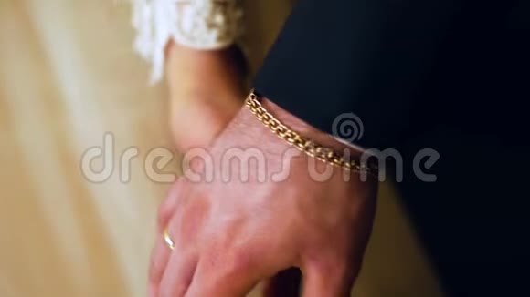 新郎牵着新娘的手新郎男人的手牵着新娘手特写视频的预览图