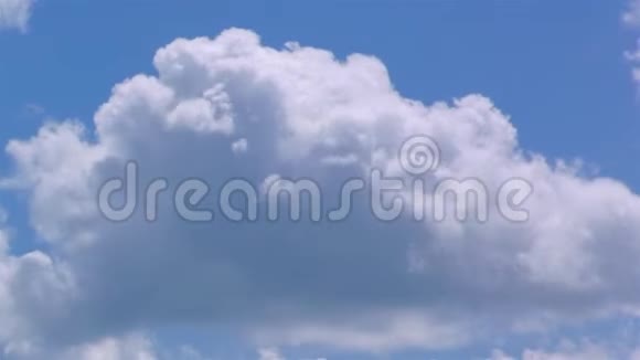延时运动云蓝天背景视频的预览图