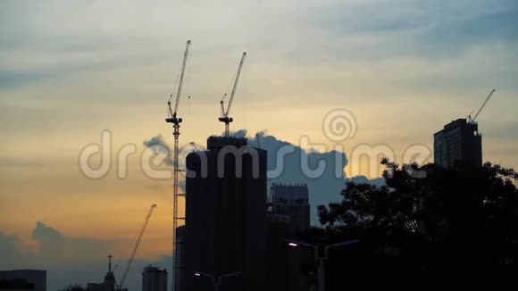 日落时美丽的天空背景上的建筑和起重机增长和发展概念视频的预览图