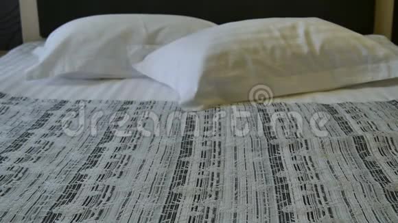 酒店客房的准备工作酒店卧室女佣在酒店房间里铺床视频的预览图