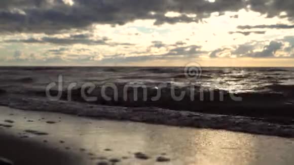 日落时海浪视频的预览图