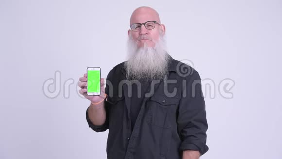 可怜的成熟的秃头男人带着电话竖起大拇指视频的预览图
