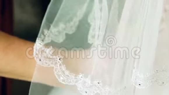 新娘的母亲给女儿系婚纱特写视频的预览图