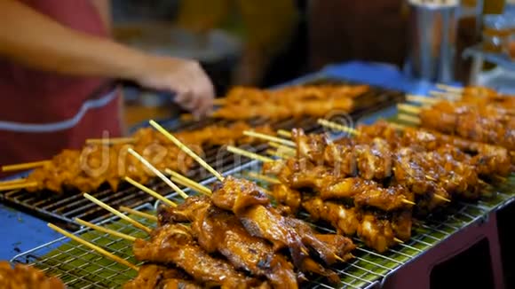 在夜市的热烤架上烤出美味的肉串亚洲传统街头食品视频的预览图