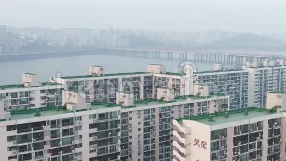 位于河边的亚洲人的高房子视频的预览图