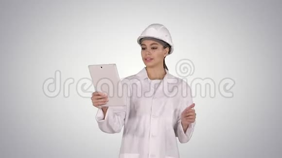 年轻女科学家用平板电脑在渐变背景下进行视频通话视频的预览图
