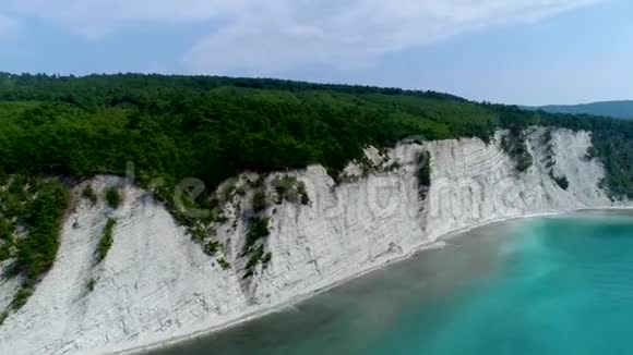 美丽的黑海沿岸的黑海海滩和高高的白色悬崖视频的预览图