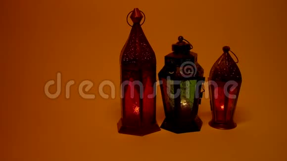 带有燃烧的蜡烛的观赏阿拉伯灯笼夜间发光阴影闪闪发光节日贺卡邀请函视频的预览图