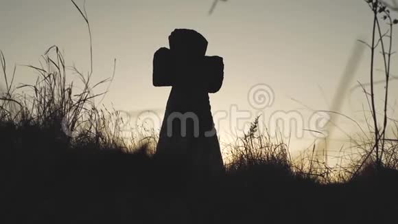 日落时分大石头横在草地上视频的预览图