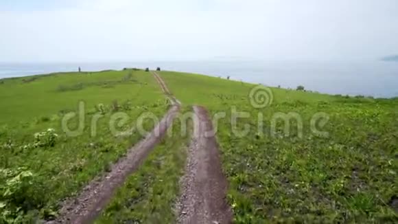 美丽的风景绿山顶上的泥土路视频的预览图