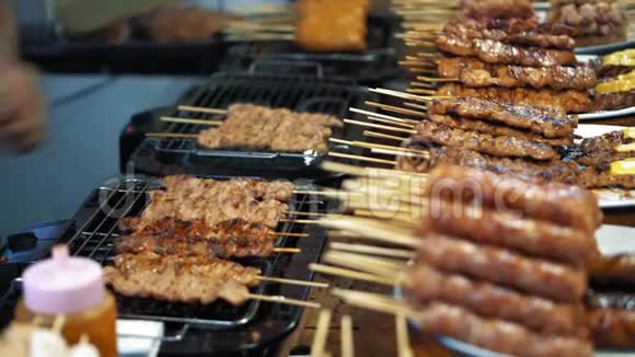 美味可口的肉和香肠在格栅上的煤上煮熟准备食物的泰国夜市视频的预览图