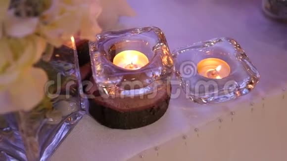 婚礼装饰玻璃瓶中的蜡烛站在地板上视频的预览图