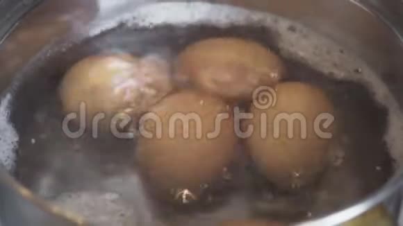 鸡蛋在沸水中用平底锅煮视频的预览图