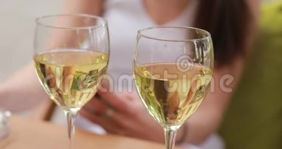 戴眼镜的葡萄酒夏天和背景的女人视频的预览图
