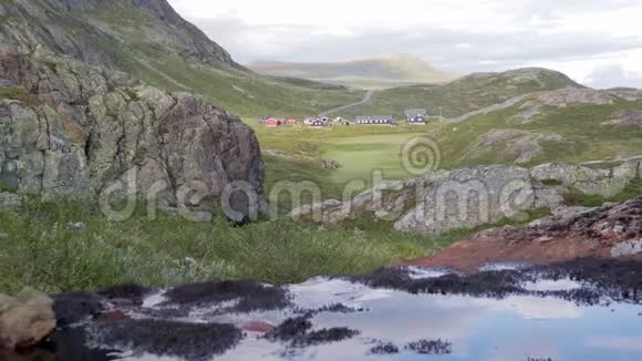 在群山背景下美丽的挪威小村庄景色视频的预览图