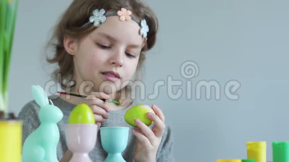 孩子们创造力女孩画了复活节彩蛋把手指涂在颜料里欢快地笑着幸福家庭视频的预览图