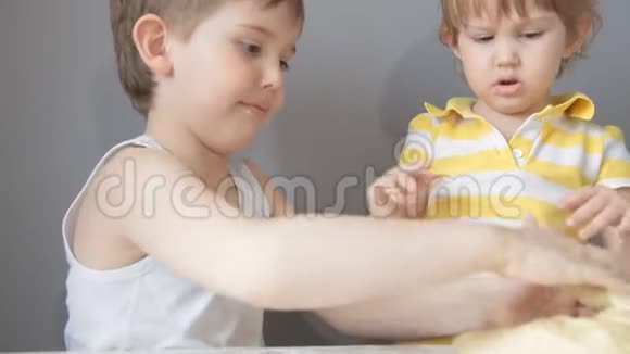 小男孩用手捏面团视频的预览图