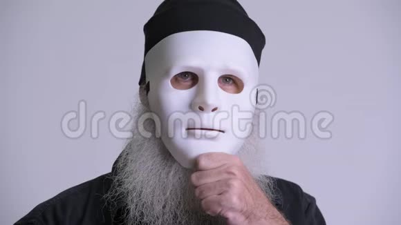 成熟胡须的时髦男士露脸微笑视频的预览图