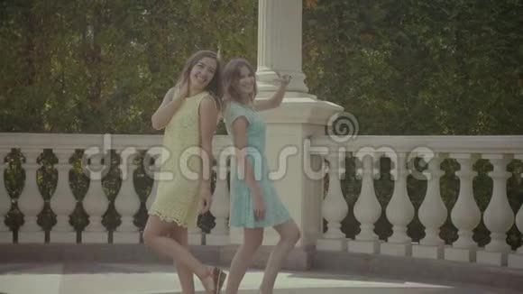 两位兴高采烈的旅游女性在电话中合影视频的预览图