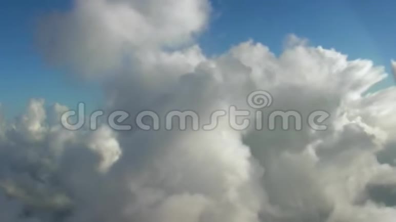 美丽的积云和飞机机翼视频的预览图