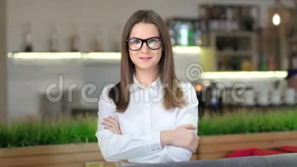 微笑的欧洲女商人戴眼镜和白色经典衬衫的肖像视频的预览图