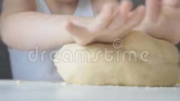 小男孩用手捏面团视频的预览图