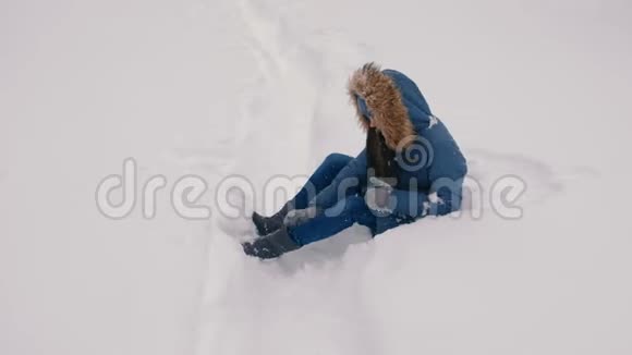 女人掉进了雪堆里站起来摇下雪视频的预览图