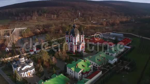 摩尔多瓦奥莱的轨道航空无人机景景丘奇修道院视频的预览图
