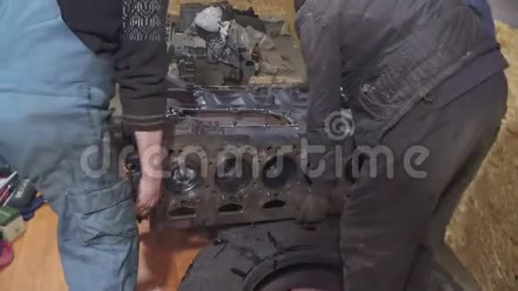 两个机械师把一辆大型汽车引擎视频的预览图