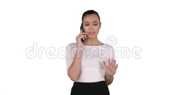 女人在白色背景上的电话里大喊大叫和争论视频的预览图