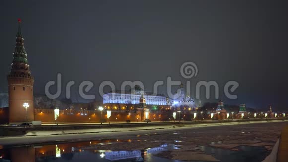 克里姆林宫的墙上面有红星的塔莫斯科河上覆盖着冰冬季视频的预览图