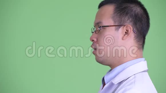 具有眼镜思维的快乐亚洲男子医生特写镜头视频的预览图