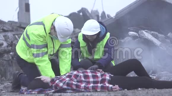 灾难或地震后救援人员的复苏视频的预览图