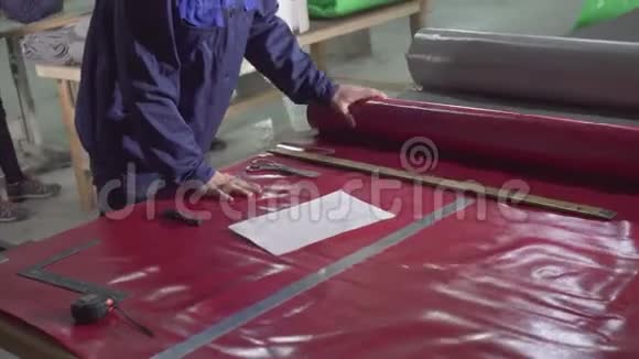 人在剪一个塑料遮阳篷帐篷视频的预览图